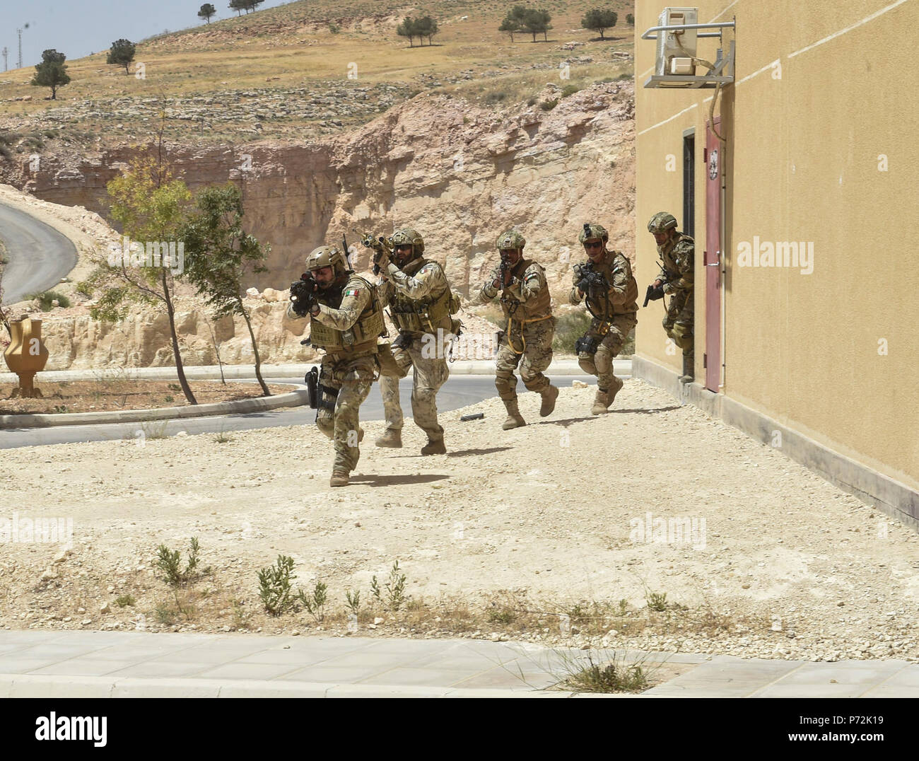 Les forces d'opérations spéciales italiennes, U.S. Air Force Special Tactics et membres de la Forces armées jordaniennes Groupe de travail spécial composé d'une agression au cours de l'exercice lion avide 11 mai 2017, le Roi Abdullah II Centre de formation d'opérations spéciales. Lion avide est un exercice annuel le Commandement central américain en Jordanie visant à renforcer les relations militaires entre les Etats-Unis, la Jordanie et d'autres partenaires internationaux. La nouvelle édition se compose d'environ 7 200 militaires provenant de plus de 20 nations qui permettra de répondre aux scénarios impliquant la sécurité des frontières, de commandement et de contrôle, cy Banque D'Images