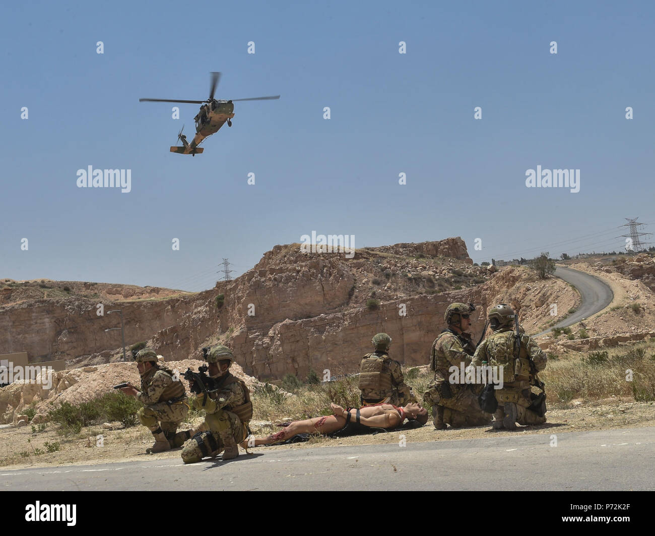 Les membres de la Forces armées jordaniennes de travail spécial, Air Force Special Tactics aviateurs avec la 24e Escadre d'opérations spéciales et des forces d'opérations spéciales italiennes assurer la sécurité d'une victime lors d'une mission de recherche et sauvetage de combat au lion avide 11 mai 2017, le roi Le roi Abdallah II Centre de formation d'opérations spéciales.hâte Lion est un exercice annuel le Commandement central américain en Jordanie visant à renforcer les relations militaires entre les Etats-Unis, la Jordanie et d'autres partenaires internationaux. La nouvelle édition se compose d'environ 7 200 militaires de plus de t Banque D'Images