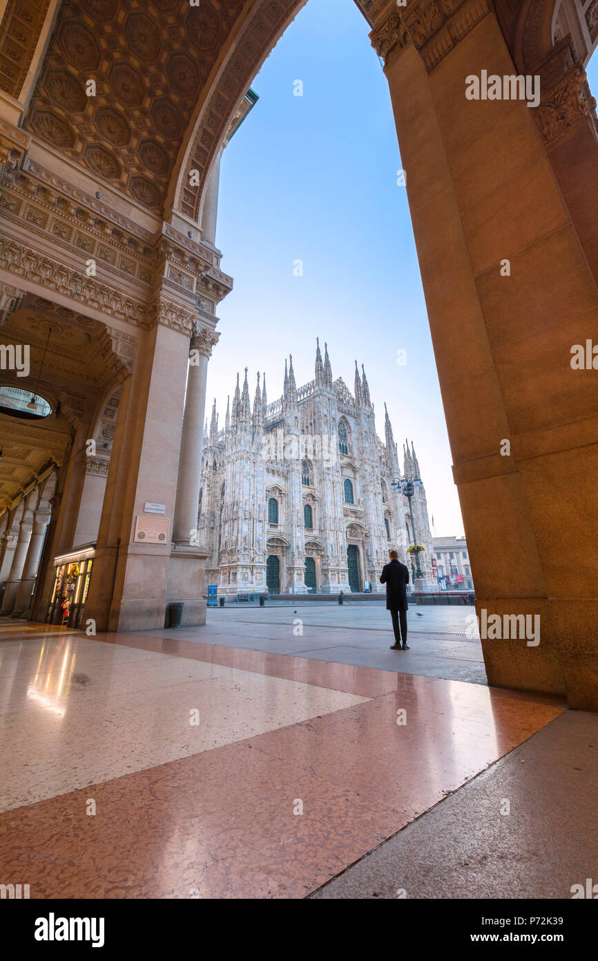 L'homme regarde vers la cathédrale de Milan (Duomo) à partir de la galerie Vittorio Emanuele II, Milan, Lombardie, Italie, Europe Banque D'Images