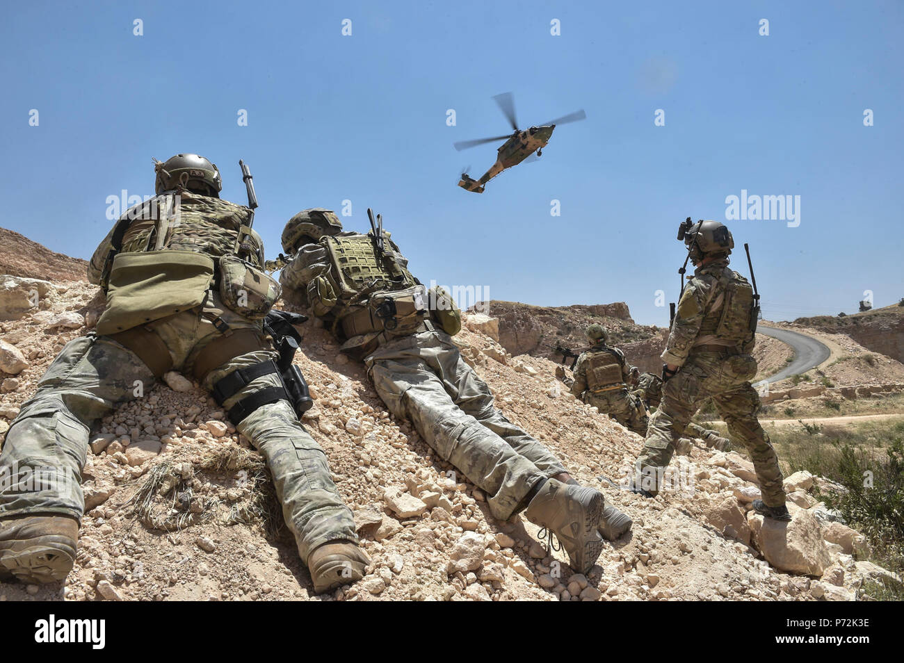 Les membres de la Forces armées jordaniennes de travail spécial, Air Force Special Tactics aviateurs avec la 24e Escadre d'opérations spéciales et des forces d'opérations spéciales italiennes assurent la sécurité à l'arrivée d'un Royal Jordanian Air Force UH-60L hélicoptère Blackhawk lors d'une mission de recherche et sauvetage de combat au lion avide 11 mai 2017, le roi Le roi Abdallah II Centre de formation d'opérations spéciales.hâte Lion est un exercice annuel le Commandement central américain en Jordanie visant à renforcer les relations militaires entre les Etats-Unis, la Jordanie et d'autres partenaires internationaux. La nouvelle édition est composé Banque D'Images