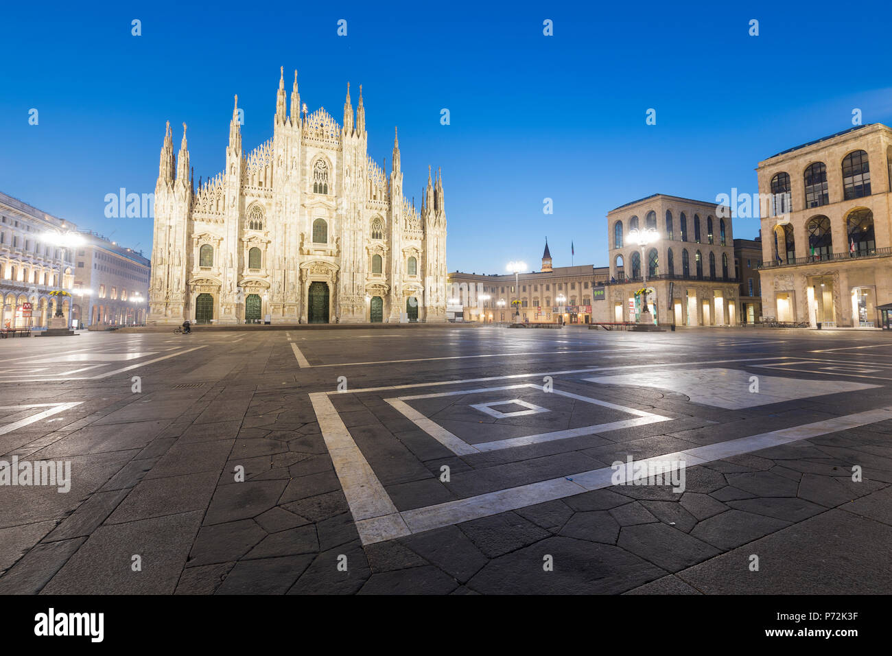 Façade de la cathédrale gothique de Milan (Duomo) à la tombée du jour, Milan, Lombardie, Italie, Europe Banque D'Images