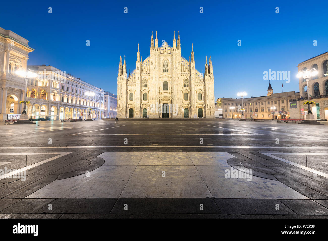 Façade de la cathédrale gothique de Milan (Duomo) à la tombée du jour, Milan, Lombardie, Italie, Europe Banque D'Images
