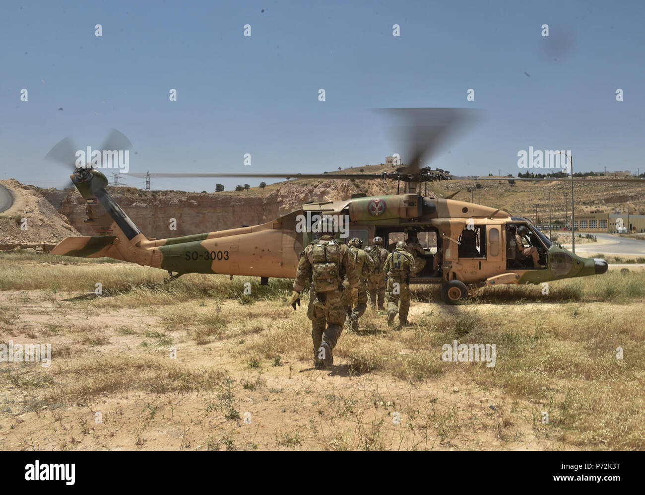 Les membres de la Forces armées jordaniennes de travail spécial, Air Force Special Tactics aviateurs avec la 24e Escadre d'opérations spéciales des forces d'opérations spéciales et de l'italien un conseil Royal Jordanian Air Force UH-60L'hélicoptère Blackhawk pour l'extraction au cours d'une mission de recherche et sauvetage de combat au lion avide 11 mai 2017, le Roi Abdullah II Centre de formation d'opérations spéciales. Lion avide est un exercice annuel le Commandement central américain en Jordanie visant à renforcer les relations militaires entre les Etats-Unis, la Jordanie et d'autres partenaires internationaux. La nouvelle édition se compose d'environ 7 200 Banque D'Images