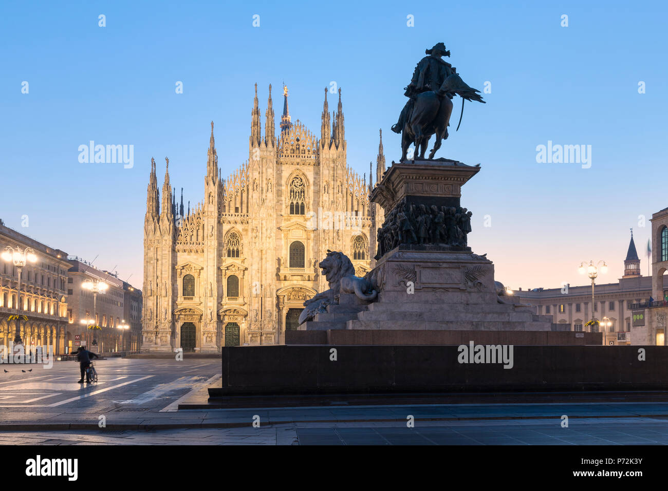 Statue de Vittorio Emanuele II monument et la cathédrale de Milan (Duomo), Milan, Lombardie, Italie, Europe Banque D'Images