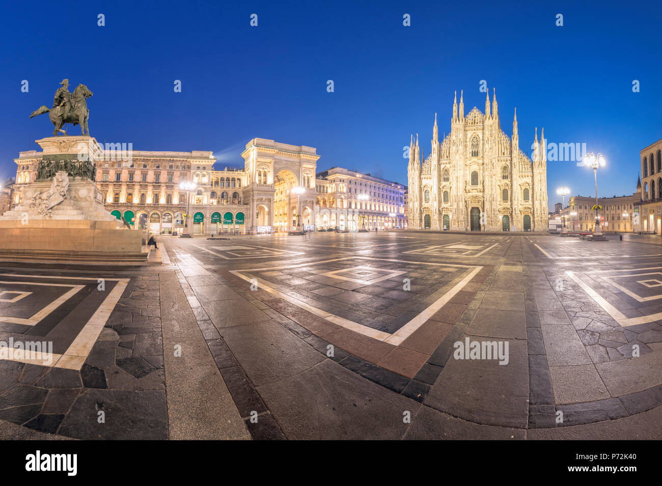 Vue panoramique de la cathédrale de Milan (Duomo) et de la Galleria Vittorio Emanuele II, au crépuscule, Milan, Lombardie, Italie, Europe Banque D'Images