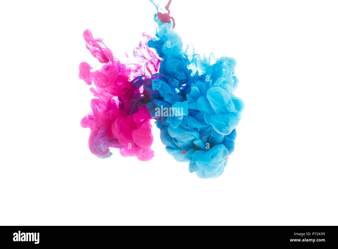 Le mélange d'éclaboussures de peinture bleu et rose isolated on white Photo  Stock - Alamy