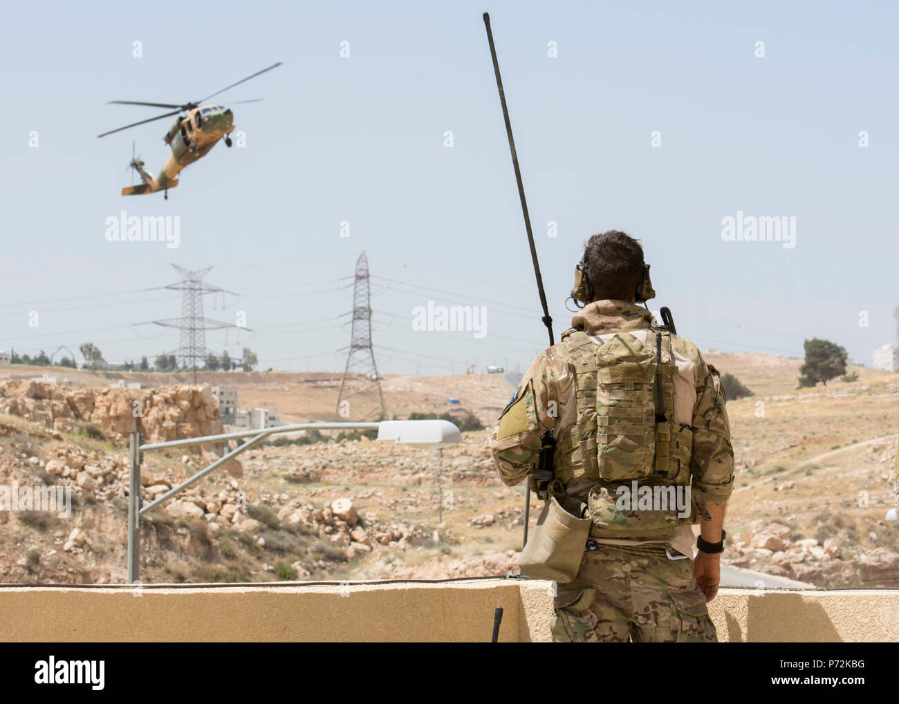 AMMAN, JORDANIE (11 mai 2017) Un combat de l'Armée de l'air Controller, une partie de la 23e Special Tactics Squadron, montres comme un hélicoptère UH-60 apporte une approche au cours de lion avide de 2017. Lion avide est un exercice annuel le Commandement central américain en Jordanie visant à renforcer les relations militaires entre les Etats-Unis, la Jordanie et d'autres partenaires internationaux. La nouvelle édition se compose d'environ 7 200 militaires provenant de plus de 20 nations qui permettra de répondre aux scénarios impliquant la sécurité des frontières, de commandement et de contrôle, de la cyberdéfense et de la gestion de l'espace de combat. Banque D'Images