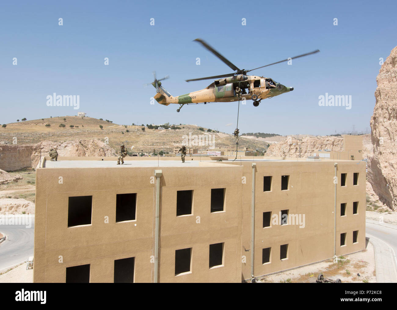 AMMAN, JORDANIE (11 mai 2017) Les membres de l'Air Force Special Operations à partir de la 23e Special Tactics Squadron de corde rapide à partir d'un hélicoptère UH-60 jordanienne au cours d'un exercice à l'appui de lion avide de 2017. Lion avide est un exercice annuel le Commandement central américain en Jordanie visant à renforcer les relations militaires entre les Etats-Unis, la Jordanie et d'autres partenaires internationaux. La nouvelle édition se compose d'environ 7 200 militaires provenant de plus de 20 nations qui permettra de répondre aux scénarios impliquant la sécurité aux frontières, de commandement et de contrôle, de gestion de l'espace de combat et de cyberdéfense Banque D'Images