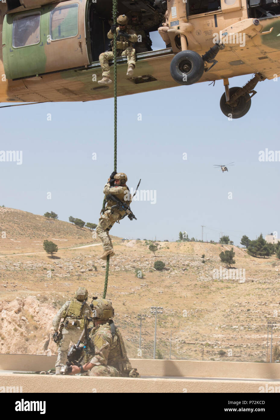 AMMAN, JORDANIE (11 mai 2017) Les membres de l'Air Force Special Operations à partir de la 23e Special Tactics Squadron de corde rapide à partir d'un hélicoptère UH-60 jordanienne au cours d'un exercice à l'appui de lion avide de 2017. Lion avide est un exercice annuel le Commandement central américain en Jordanie visant à renforcer les relations militaires entre les Etats-Unis, la Jordanie et d'autres partenaires internationaux. La nouvelle édition se compose d'environ 7 200 militaires provenant de plus de 20 nations qui permettra de répondre aux scénarios impliquant la sécurité des frontières, de commandement et de contrôle, de la cyberdéfense et de bataille mome Banque D'Images