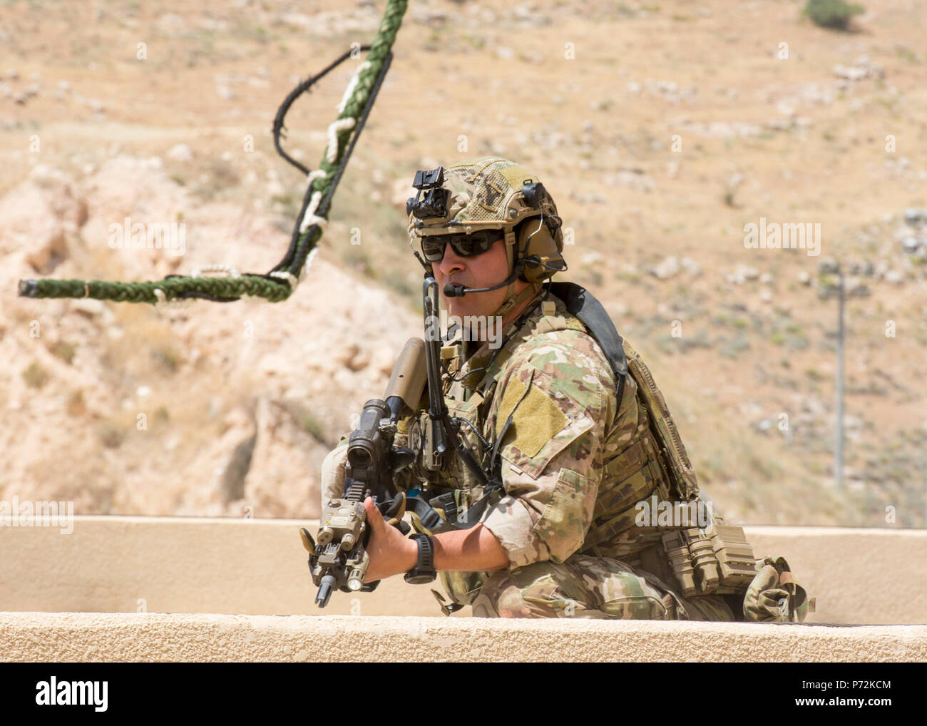 AMMAN, JORDANIE (11 mai 2017) Membre de l'Air Force Special Operations, affecté à la 23e Special Tactics Squadron, assure un toit au cours d'un exercice à l'appui de lion avide de 2017. Lion avide est un exercice annuel le Commandement central américain en Jordanie visant à renforcer les relations militaires entre les Etats-Unis, la Jordanie et d'autres partenaires internationaux. La nouvelle édition se compose d'environ 7 200 militaires provenant de plus de 20 nations qui permettra de répondre aux scénarios impliquant la sécurité des frontières, de commandement et de contrôle, de la cyberdéfense et de la gestion de l'espace de combat. Banque D'Images