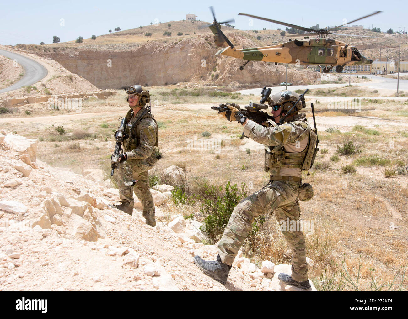 AMMAN, JORDANIE (11 mai 2017) Les membres de l'Air Force Special Operations, affecté à la 23e Special Tactics Squadron, assurer la sécurité d'une zone d'atterrissage au cours d'un combat de l'exercice de recherche et sauvetage à l'appui de lion avide de 2017. Lion avide est un exercice annuel le Commandement central américain en Jordanie visant à renforcer les relations militaires entre les Etats-Unis, la Jordanie et d'autres partenaires internationaux. La nouvelle édition se compose d'environ 7 200 militaires provenant de plus de 20 nations qui permettra de répondre aux scénarios impliquant la sécurité des frontières, de commandement et de contrôle, de la cyberdéfense une Banque D'Images