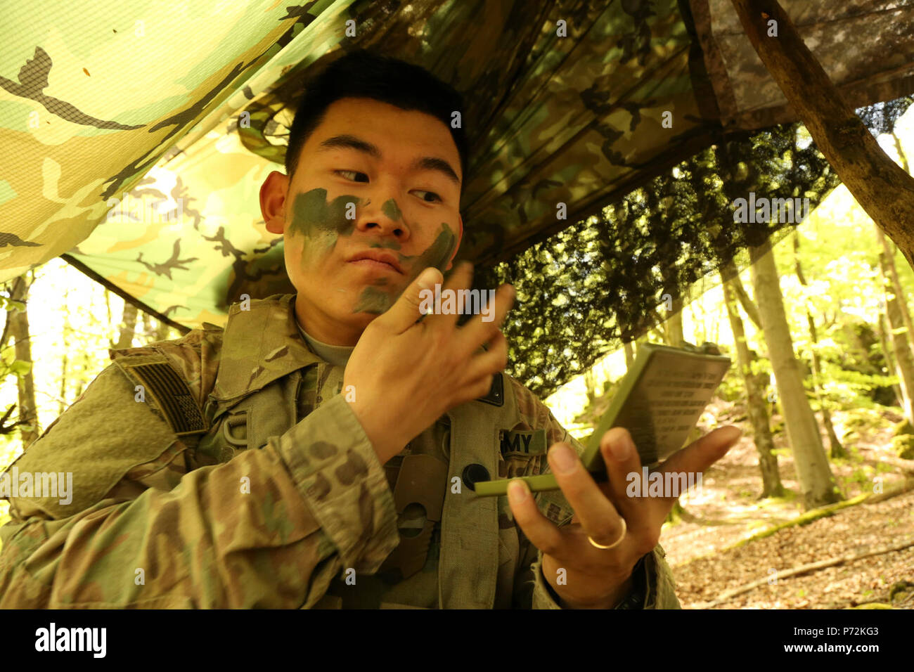 La CPS de l'armée américaine. Segi Lee, de l'Escadron de soutien régimentaire, 2d de Cavalerie militaire applique la peinture pour le visage tout en menant des opérations défensives au cours de Sabre à la jonction 17 Hohenfels Domaine de formation, l'Allemagne, le 11 mai 2017. Sortie 17 Sabre est l'armée américaine Europe's Cavalry Regiment 2d centre de formation de combat de l'exercice de certification, qui aura lieu au Centre de préparation interarmées multinationale à Hohenfels, Allemagne, Avril 25-Mai 19, 2017. L'exercice a pour but d'évaluer l'état de préparation du régiment pour mener des opérations terrestres unifiée, avec un accent particulier sur les répétitions la transition fr Banque D'Images