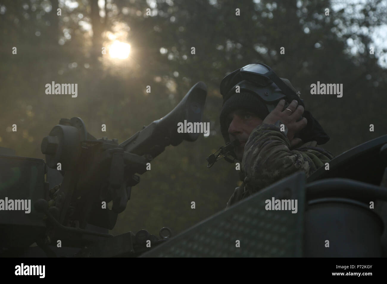 Un soldat du 6e régiment de cavalerie, Brigade mécanisée d'aoste observe son secteur d'un incendie dans un Centauro B1 Tank Destroyer lors d'une agression simulée au cours de Sabre à la jonction 17 Hohenfels Domaine de formation, l'Allemagne, le 11 mai 2017. Sortie 17 Sabre est l'armée américaine Europe's Cavalry Regiment 2d centre de formation de combat de l'exercice de certification, qui aura lieu au Centre de préparation interarmées multinationale à Hohenfels, Allemagne, Avril 25-Mai 19, 2017. L'exercice a pour but d'évaluer l'état de préparation du régiment pour mener des opérations terrestres unifiée, avec un accent particulier sur rehe Banque D'Images