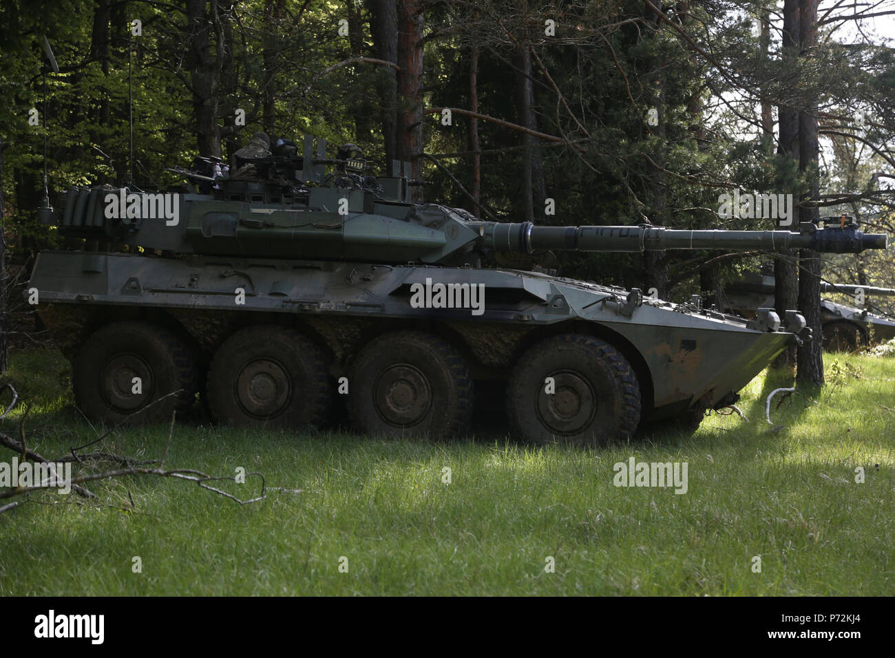 Des soldats italiens de la 6e régiment de cavalerie, Brigade mécanisée d'aoste observer leur secteur de feu avec un Centauro B1 Tank Destroyer lors d'une agression simulée au cours de Sabre à la jonction 17 Hohenfels Domaine de formation, l'Allemagne, le 11 mai 2017. Sortie 17 Sabre est l'armée américaine Europe's Cavalry Regiment 2d centre de formation de combat de l'exercice de certification, qui aura lieu au Centre de préparation interarmées multinationale à Hohenfels, Allemagne, Avril 25-Mai 19, 2017. L'exercice a pour but d'évaluer l'état de préparation du régiment pour mener des opérations terrestres unifiée, avec un accent particulier sur reh Banque D'Images