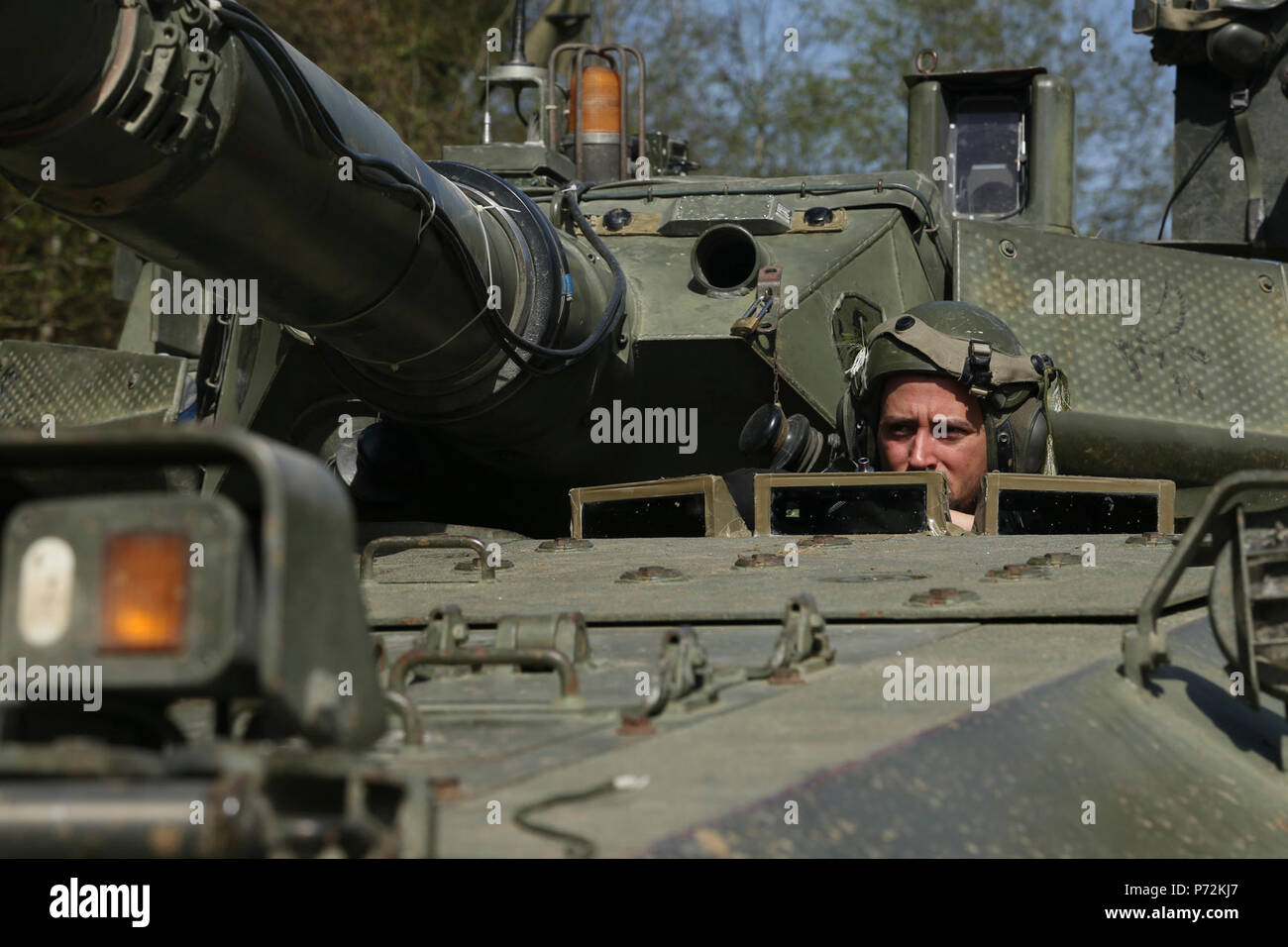 Un soldat du 6e régiment de cavalerie, Brigade mécanisée d'aoste observe son secteur de l'incendie d'un Centauro B1 Tank Destroyer lors d'une agression simulée au cours de Sabre à la jonction 17 Hohenfels Domaine de formation, l'Allemagne, le 11 mai 2017. Sortie 17 Sabre est l'armée américaine Europe's Cavalry Regiment 2d centre de formation de combat de l'exercice de certification, qui aura lieu au Centre de préparation interarmées multinationale à Hohenfels, Allemagne, Avril 25-Mai 19, 2017. L'exercice a pour but d'évaluer l'état de préparation du régiment pour mener des opérations terrestres unifiée, avec un accent particulier sur re Banque D'Images