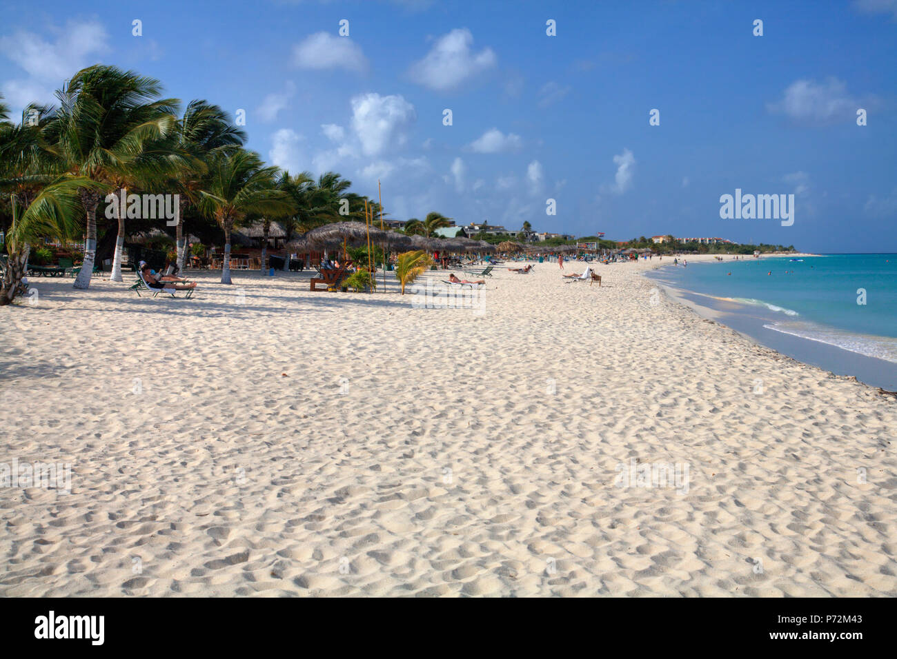 22 mars 2008 : Palm Beach, Aruba - touristes et habitants profitez d'une plage de sable fin sur la côte ouest d'Aruba. Banque D'Images