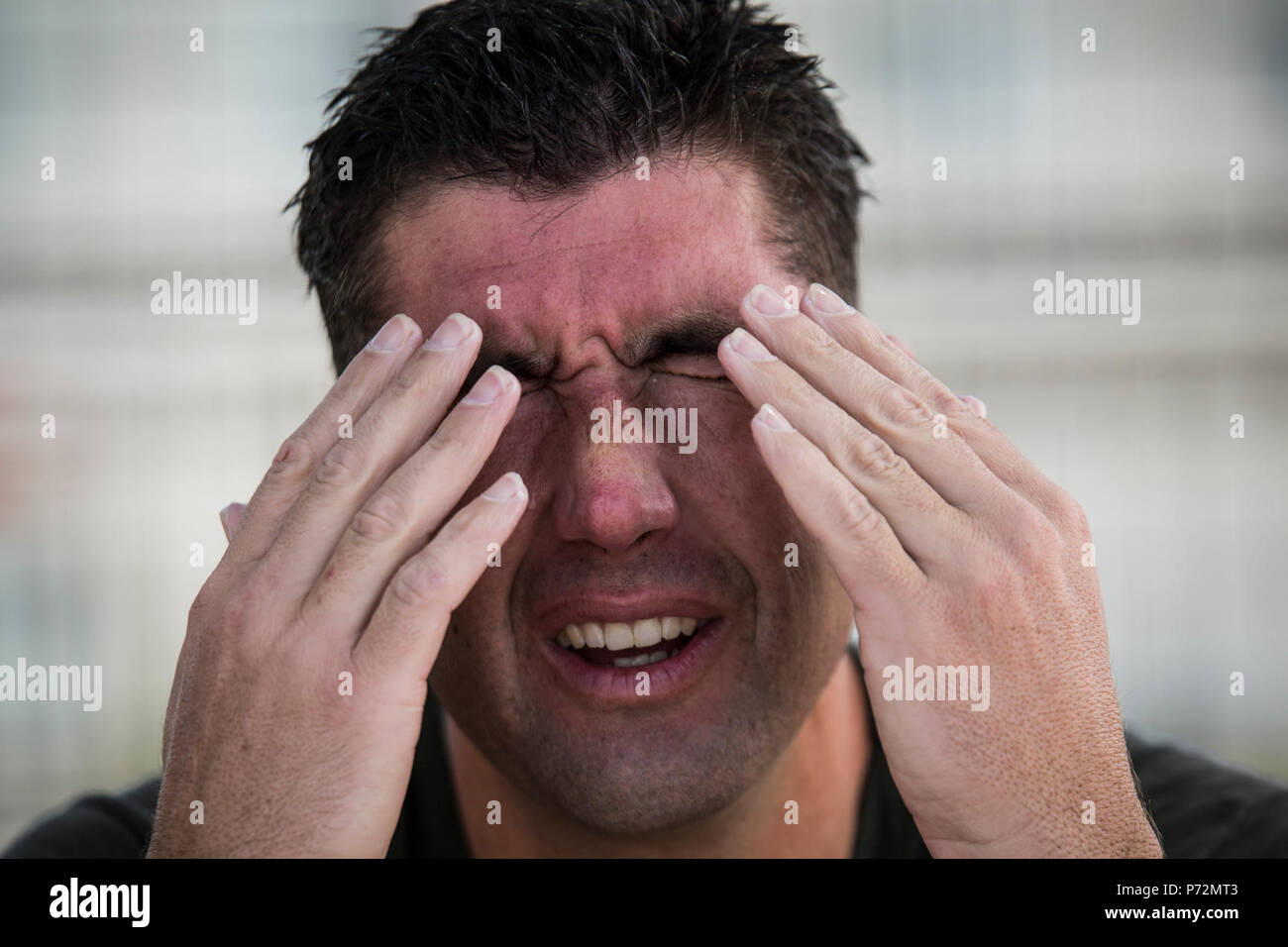 Le Capitaine Justin Lenio wipes l'eau de ses yeux après avoir terminé une partie des plongeurs de combat du Corps des Marines des États-Unis, bien sûr sur le Camp Schwab, Okinawa, Japon, le 11 mai 2017. Après la plongée, les élèves s'asseoir pendant 10 minutes pour s'assurer qu'ils ne sont pas à risque de risques potentiels associés avec la pression sous l'eau. L'USMC plongeurs de combat cours est de huit semaines et combine des conférences, des démonstrations et l'application pratique de la plongée sous-marine, plongée circuit physique, et de l'aide médicale. Lenio, de Saint Augustin, en Floride, est un marin de reconnaissance au sein du 3e Bataillon de Reconnaissance, 3e Division de marines, III E Marine Banque D'Images