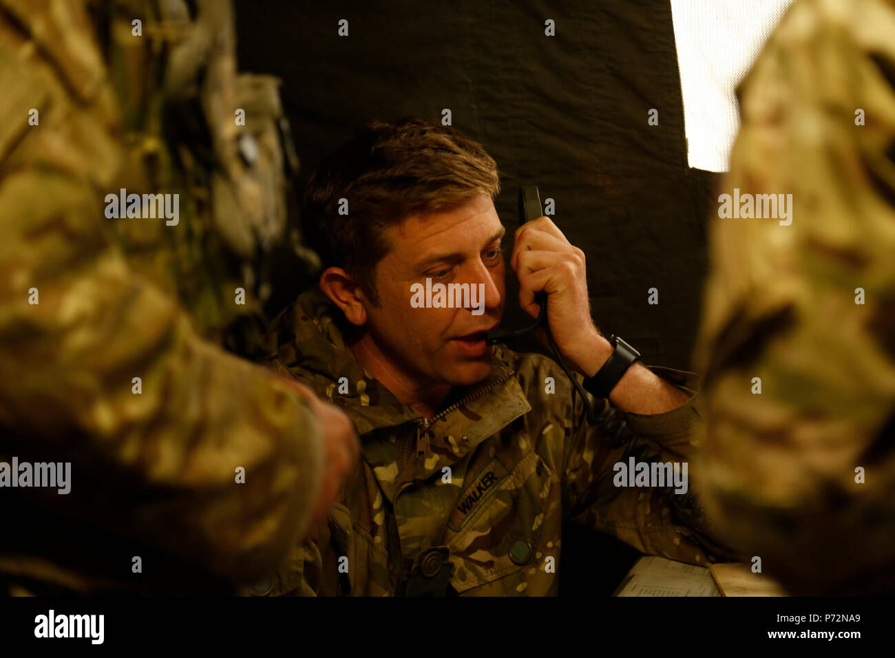 Un soldat britannique de Queens Royal Hussars transmet un rapport de situation, tandis que la gestion d'un centre d'opérations tactiques au cours de Sabre à la jonction 17 Hohenfels Domaine de formation, l'Allemagne, le 11 mai 2017. Sortie 17 Sabre est l'armée américaine Europe's Cavalry Regiment 2d centre de formation de combat de l'exercice de certification, qui aura lieu au Centre de préparation interarmées multinationale à Hohenfels, Allemagne, Avril 25-Mai 19, 2017. L'exercice a pour but d'évaluer l'état de préparation du régiment pour mener des opérations terrestres unifiée, avec un accent particulier sur les répétitions de la transition de garnison pour lutter contre l'exploitation Banque D'Images