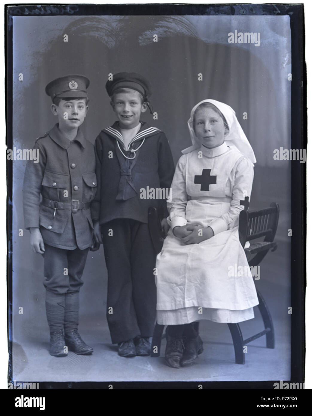 Anglais : DKW 34506UN Dickinson L . Ce média Date : 7 avril 2015, 12:14:35 oeuvre originale avant 1944 12 Dickinson enfants habillés en WW1 Armée de terre, la marine et les costumes, 10 févr. 1916 (16858579187) Banque D'Images