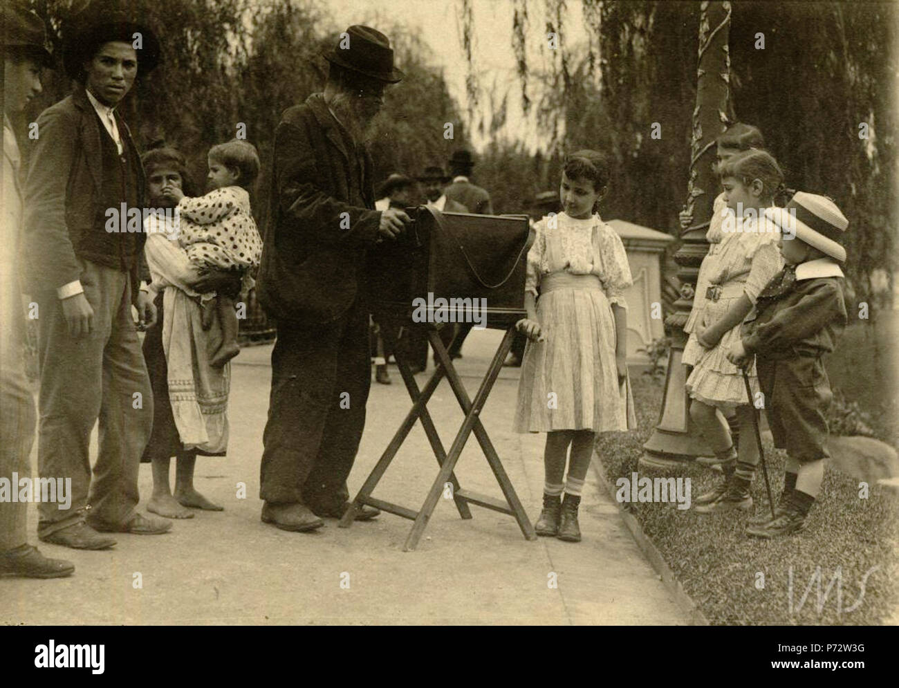 43 Grupo de pessoas ao redor de realejo, na Praça da República (2) - Vincenzo Pastore Banque D'Images