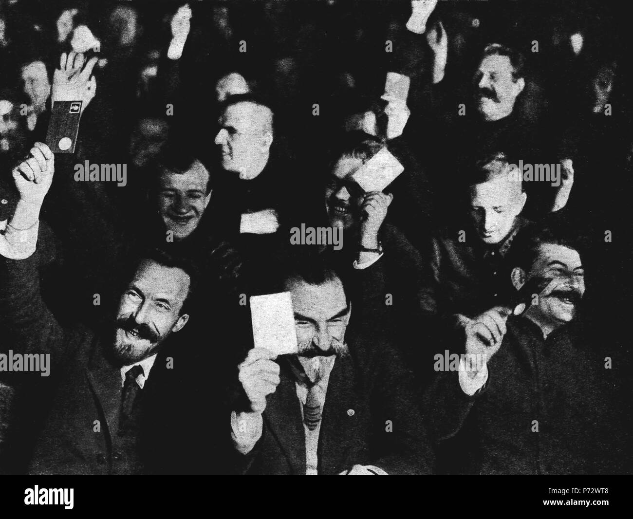 Русский : Всероссийской коммунистической партии съезд XV (большевиков). Переднем плане члены полит на-ЦК ВКП бюро(б) : председатель СРФСР СНК СССР и СНК А. И. Рыков члены ЦК ВКП,(б) Н.А. Скрыпник, И.В. Anglais Сталин : le 15ème Congrès de l'Parti communiste (bolcheviks) a eu lieu pendant 2-19 décembre 1927 . Identifiés sur la photo : la première matière de la droite : le Secrétaire Général du Parti communiste de l'Union soviétique Joseph Staline, président du Secrétariat et Commissaire du Peuple de la Justice d'UKRAINE Mykola Skrypnyk, président du conseil des commissaires du peuple de l'Sovi Banque D'Images