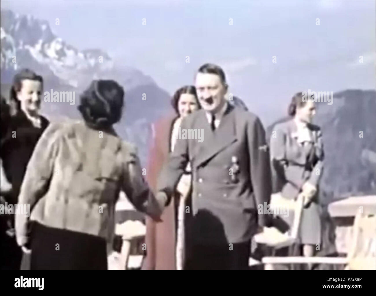 Anglais : Cut de : Eva Braun accueil film Eva Braun & famille vacances ; Hitler au Berghof. Elle capte dans la vie privée du haut commandement nazi. Einblick in das Leben von Braun Eva privé und Adolf Hitler . L'Hitler home cinéma . 15 Décembre 2015 2 Adolf Hitler et Eva Braun vidéos privées, home movie (Ausschnitt 1 Bisamwammenjacke) Banque D'Images