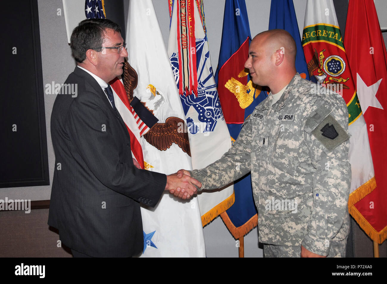 Secrétaire adjoint de la Défense, M. Ashton B. Carter (à gauche) serre la main de WO1 Albert Sbarro, un étudiant de vol Hamilton, N.J. lors d'une visite à Fort Rucker, en Alabama Jun. 4, 2013 pour en savoir plus sur l'école d'aviation et de la façon dont l'installation joue un rôle économique et dans l'Alabama. Sbarro est affecté au 1er bataillon du 150e Régiment d'aviation. Banque D'Images