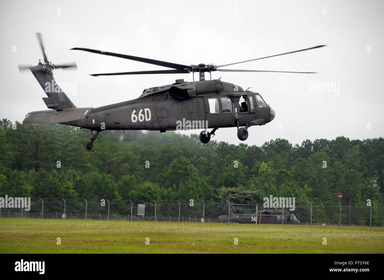 Un UH-60A Black Hawk de l'équipage de l'hélicoptère en vol stationnaire près de Lowe pratiques, de l'héliport de l'Armée de Fort Rucker, en Alabama, le 8 juillet 2013 au cours de l'US Army Aviation rotatif du programme de formation. Formation pour devenir pilote d'hélicoptères Black Hawk nécessite plus d'une année d'enseignement à Fort Rucker. Banque D'Images