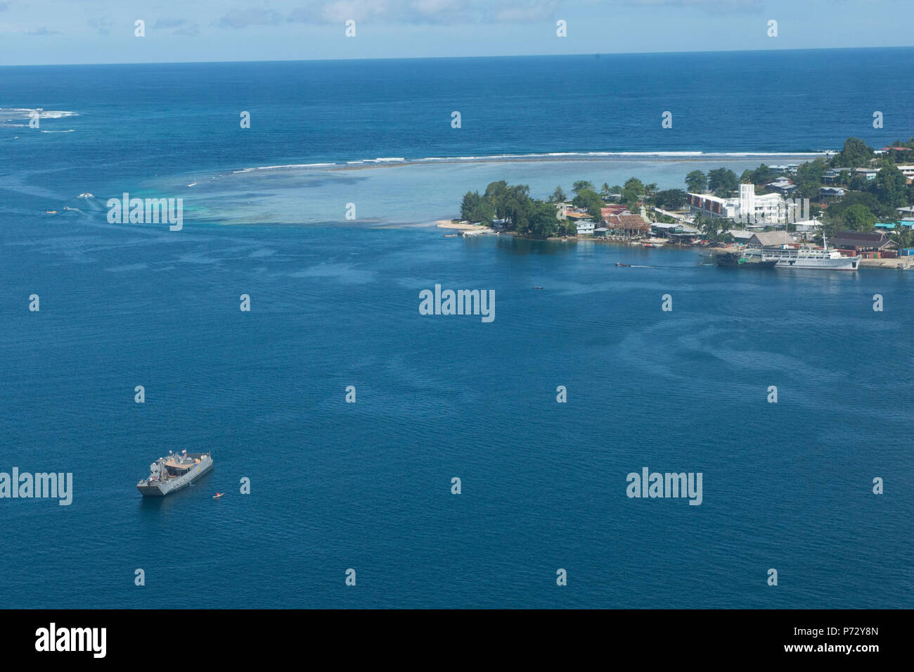 GIZO, Îles Salomon (5 août 2013) - Une unité de débarquement de la marine  américaine (LCU) se trouve au large de la côte de Gizo après le transport  du personnel du Pacifique