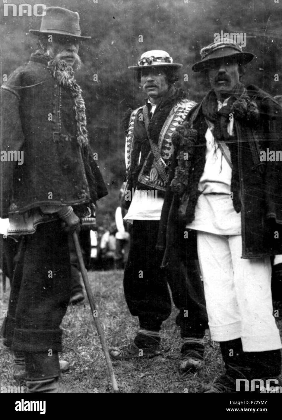 Anglais : Ukrainien hutsul en costume traditionnel. Ancienne photographie d'avant-guerre, ca. 1918-1935. Hutsules sont western Ukrainian highlanders des Carpates. 14 février 2013, 01:56:40 21 1 Hutsuls Banque D'Images