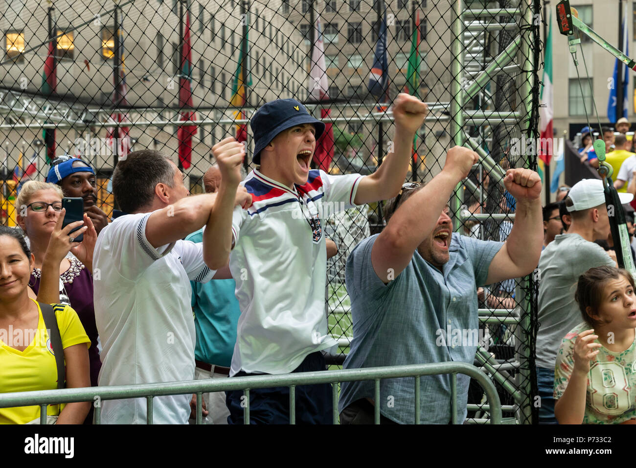 New York, NY - 3 juillet 2018 : l'Angleterre fans réagir lors de la Coupe du Monde FIFA 2018 match entre la Colombie et la Russie Angleterre parrainé par Telemundo Deportes du Rockefeller Center Crédit : lev radin/Alamy Live News Banque D'Images