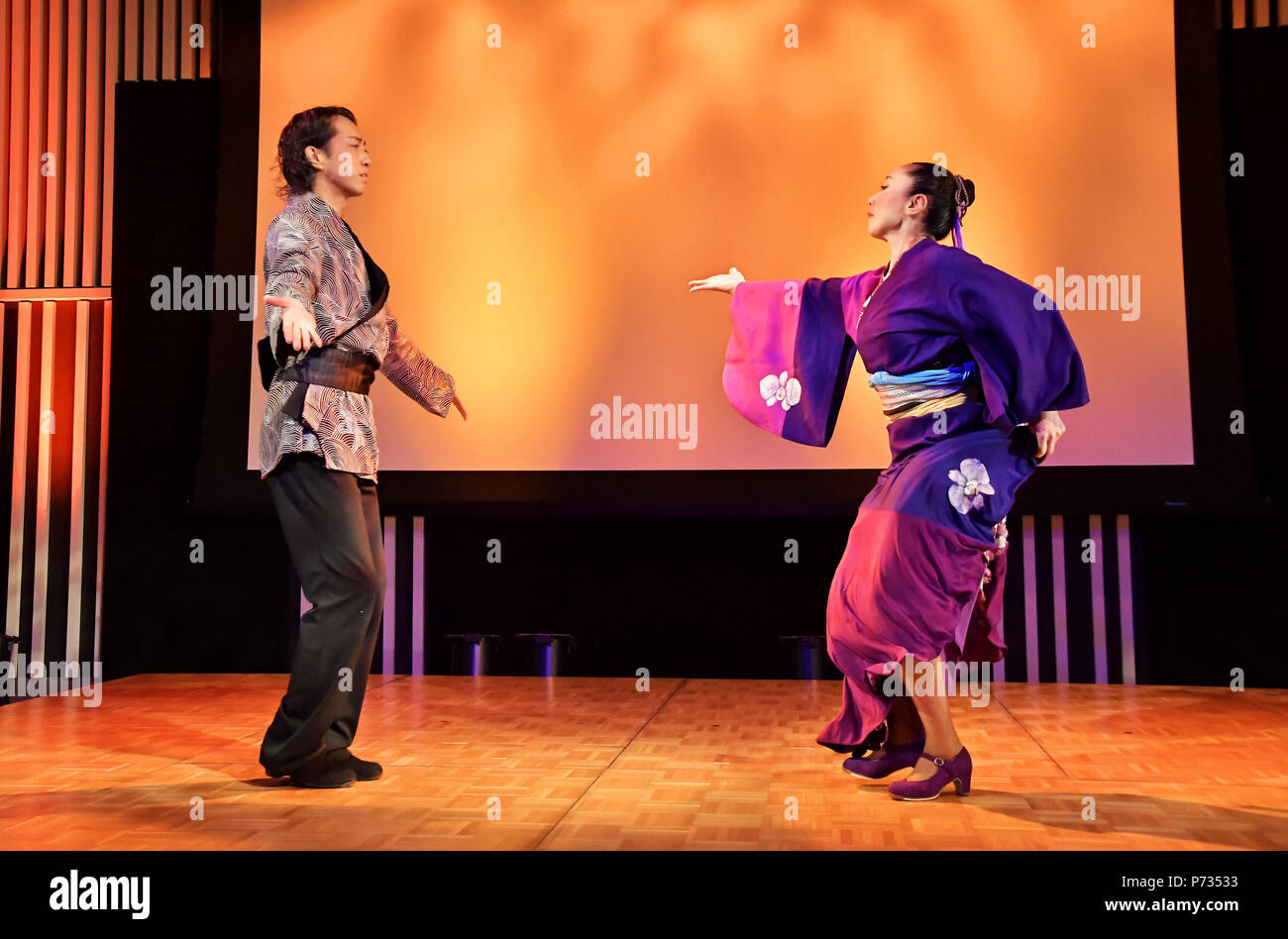 Le 3 juillet, Tokyo, Japon : Bailaor Hiroki Sato et bailaora Mayumi kagita effectuer au cours de la conférence de presse pour 'ay Sonezaki Shinju" au studio Imagine à Tokyo, Japon, le 3 juillet 2018. Banque D'Images