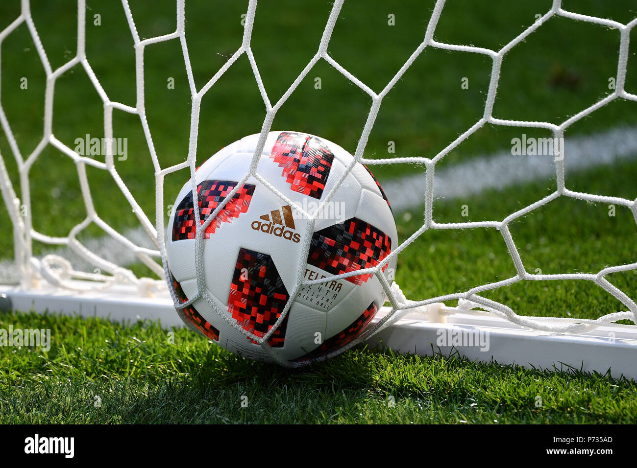 Saint-pétersbourg, Russie. 06Th Juillet, 2018. Randfoto, disposent d'adidas TELSTAR -balle officielle-réside dans but, objectif net, Suède (SWE) Suisse (SUI) 1-0, Série de 16, tour de jeu, 16, 55 le 07/03/2018 à St Petersburg, Arena St Petersbourg. Coupe du Monde de Football 2018 en Russie à partir de la 14.06. - 15.07.2018. Utilisation dans le monde entier | Credit : dpa/Alamy Live News Banque D'Images