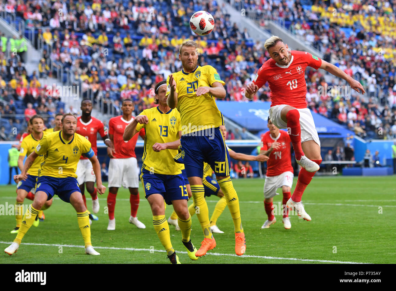 Saint-pétersbourg, Russie. 06Th Juillet, 2018. v.re:Josip DRMIC (SUI), Ola TOIVONEN (SWE), hi : Gustav SVENSSON (SWE), Andreas GRANQVIST (SWE), action, duels, scène de la surface de réparation, l'en-tête. Suède (SWE) Suisse (SUI) 1-0, Série de 16, tour de jeu, 16, 55 le 07/03/2018 à Saint Petersburg, Arena Saint Petersburg. Coupe du Monde de Football 2018 en Russie à partir de la 14.06. - 15.07.2018. Utilisation dans le monde entier | Credit : dpa/Alamy Live News Banque D'Images