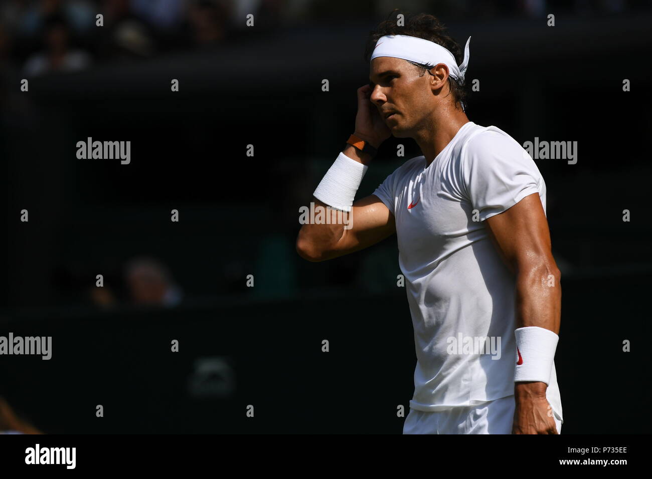 (180704) -- Londres, 4 juillet 2018 (Xinhua) -- l'Espagne de Rafael Nadal réagit au cours de la première ronde du tournoi match contre Dudi Sela d'Israël au championnat de Wimbledon 2018 à Londres, en Grande-Bretagne, le 3 juillet 2018. Rafael Nadal a gagné 3-0. (Xinhua/Guo Qiuda) Banque D'Images