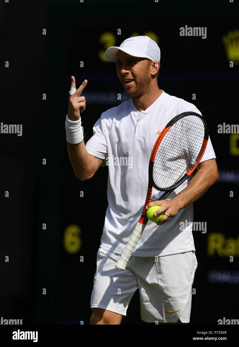 (180704) -- Londres, 4 juillet 2018 (Xinhua) -- Dudi Sela d'Israël réagit au cours de la première ronde du tournoi match contre Rafael Nadal d'Espagne à l'championnat de Wimbledon 2018 à Londres, en Grande-Bretagne, le 3 juillet 2018. Dudi Sela a perdu 0-3. (Xinhua/Guo Qiuda) Banque D'Images
