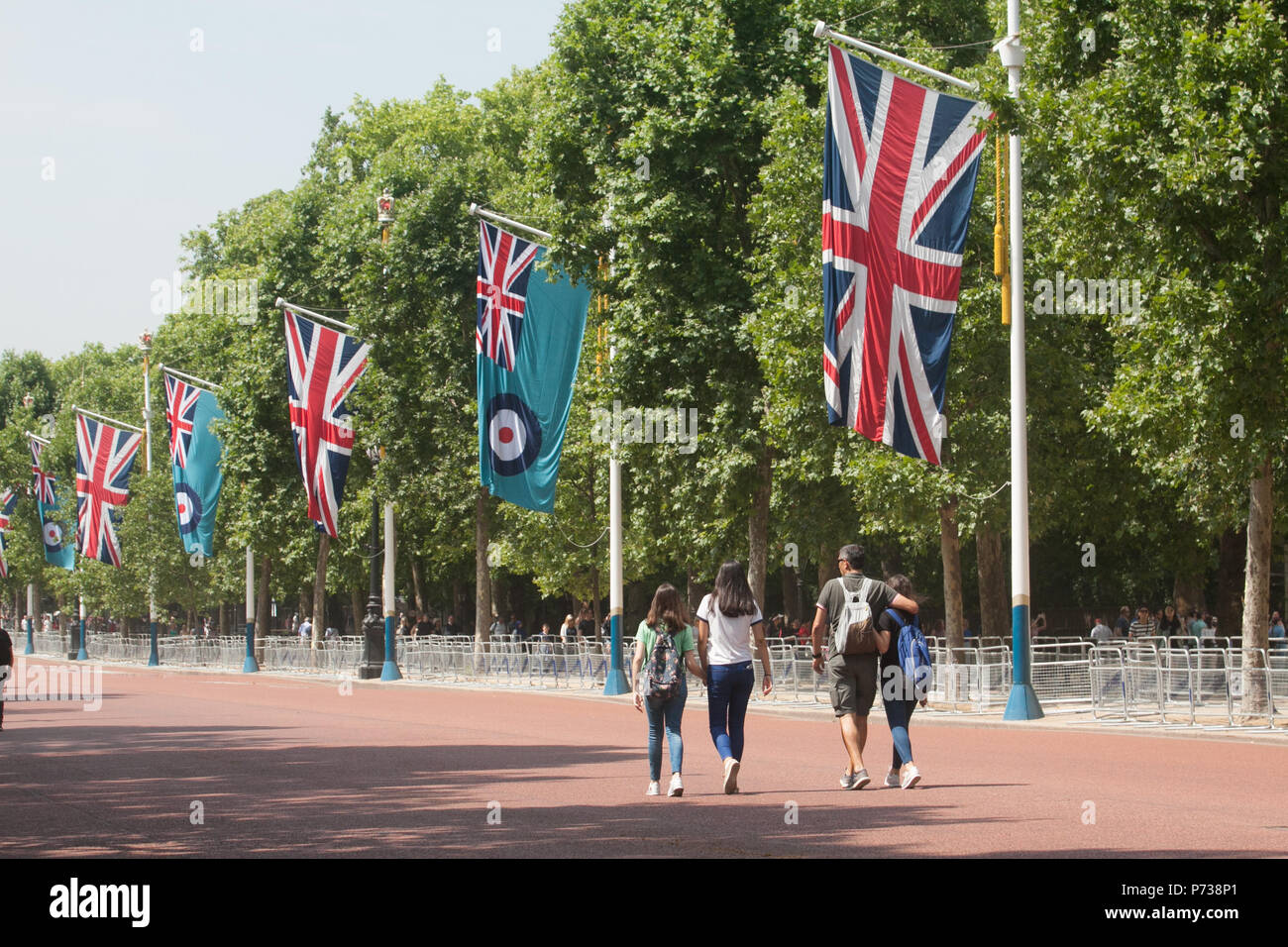 London UK > 4 Juillet 2018.Les drapeaux de la Royal Air Force sont drapées dans le Mall dans les préparations pour la RAF centenaire que la Royal Air Force fête ses 100 ans depuis sa forned en 1918 après la Première Guerre mondiale : Crédit amer ghazzal/Alamy Live News Banque D'Images
