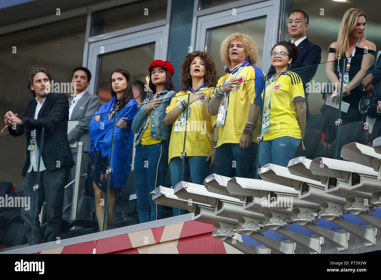 Moscou, Russie. 3 juillet 2018. Carlos Valderrama et sa femme chanter l'hymne national avant la Coupe du Monde FIFA 2018 ronde de 16 match entre la Colombie et l'Angleterre au Spartak Stadium le 3 juillet 2018 à Moscou, Russie. Credit : PHC Images/Alamy Live News Banque D'Images