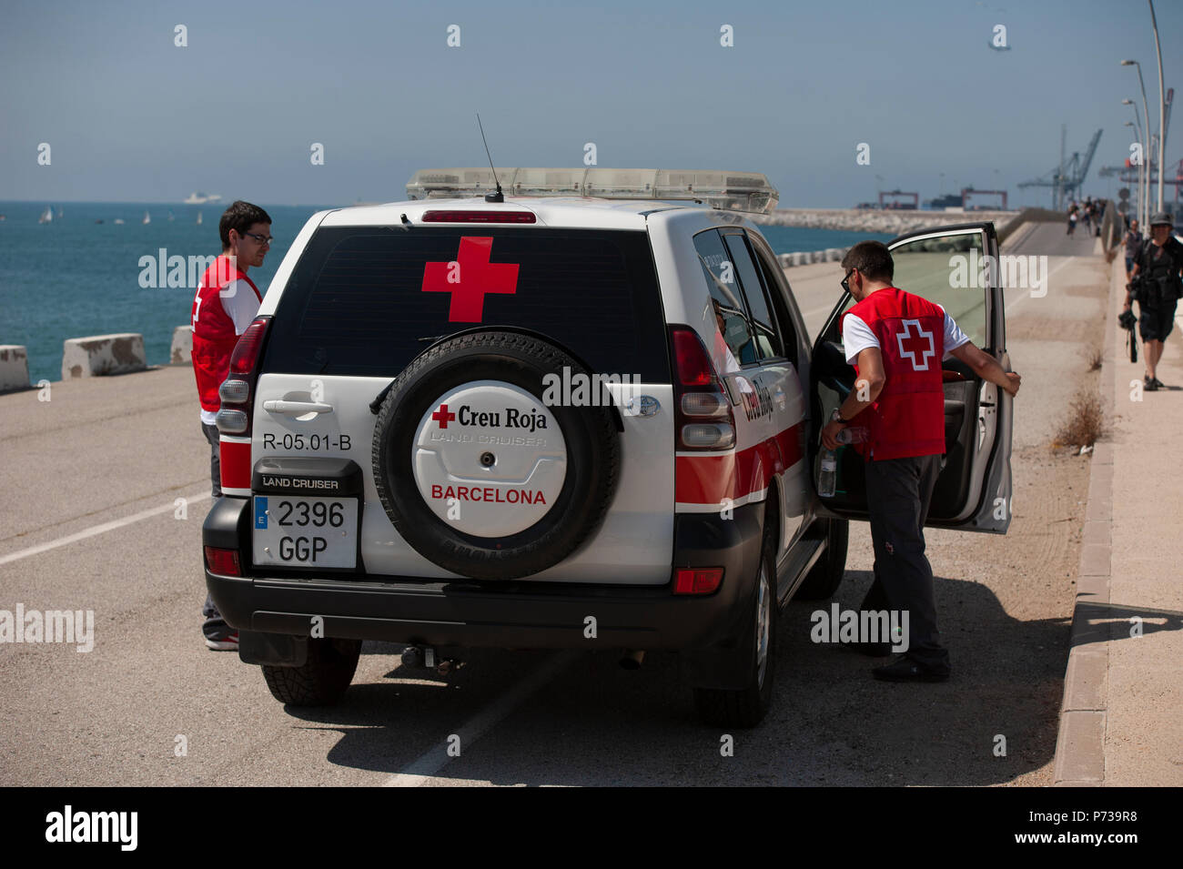 Barcelone. Le 04 juillet, 2018. Les membres de la Croix Rouge quitter après avoir donné une petite conférence de presse à tous les médias se sont réunis pour recevoir le bateau de sauvetage les bras ouverts. Le bateau a navigué jusqu'à l'aide humanitaire Espagne avec 60 immigrants de 14 nationalités ont sauvé le samedi dans les eaux près de la Libye, après qu'il a été rejeté par l'Italie et Malte. Banque D'Images