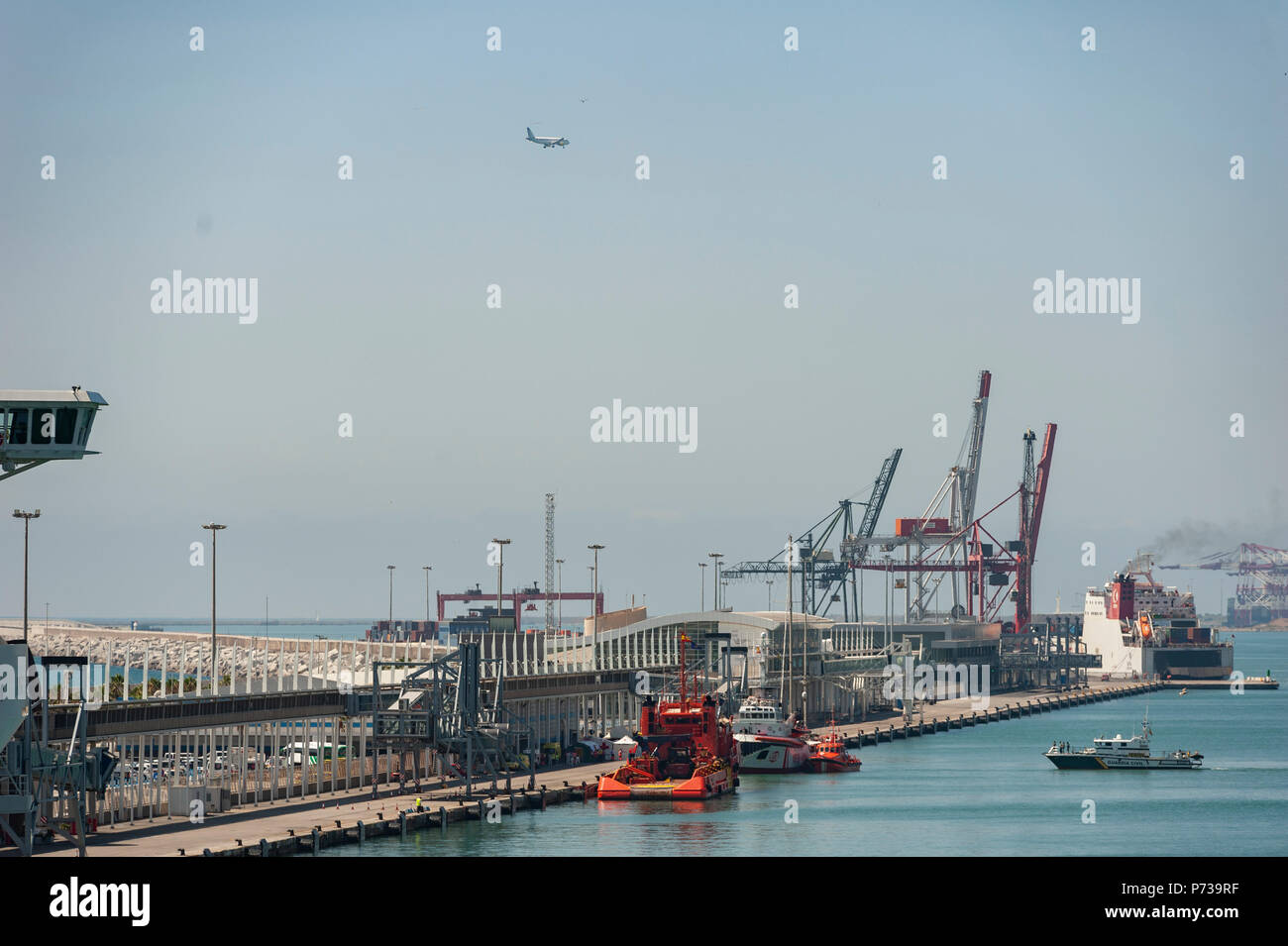 Barcelone. Le 04 juillet, 2018. Le bateau de l'ONG Proactiva bras ouverts a amarré dans le port de Barcelone à laisser sur la terre 60 immigrants secourus samedi dernier sur la côte libyenne. Le bateau a navigué jusqu'à l'aide humanitaire Espagne avec 60 immigrants de 14 nationalités ont sauvé le samedi dans les eaux près de la Libye, après qu'il a été rejeté par l'Italie et Malte. Banque D'Images