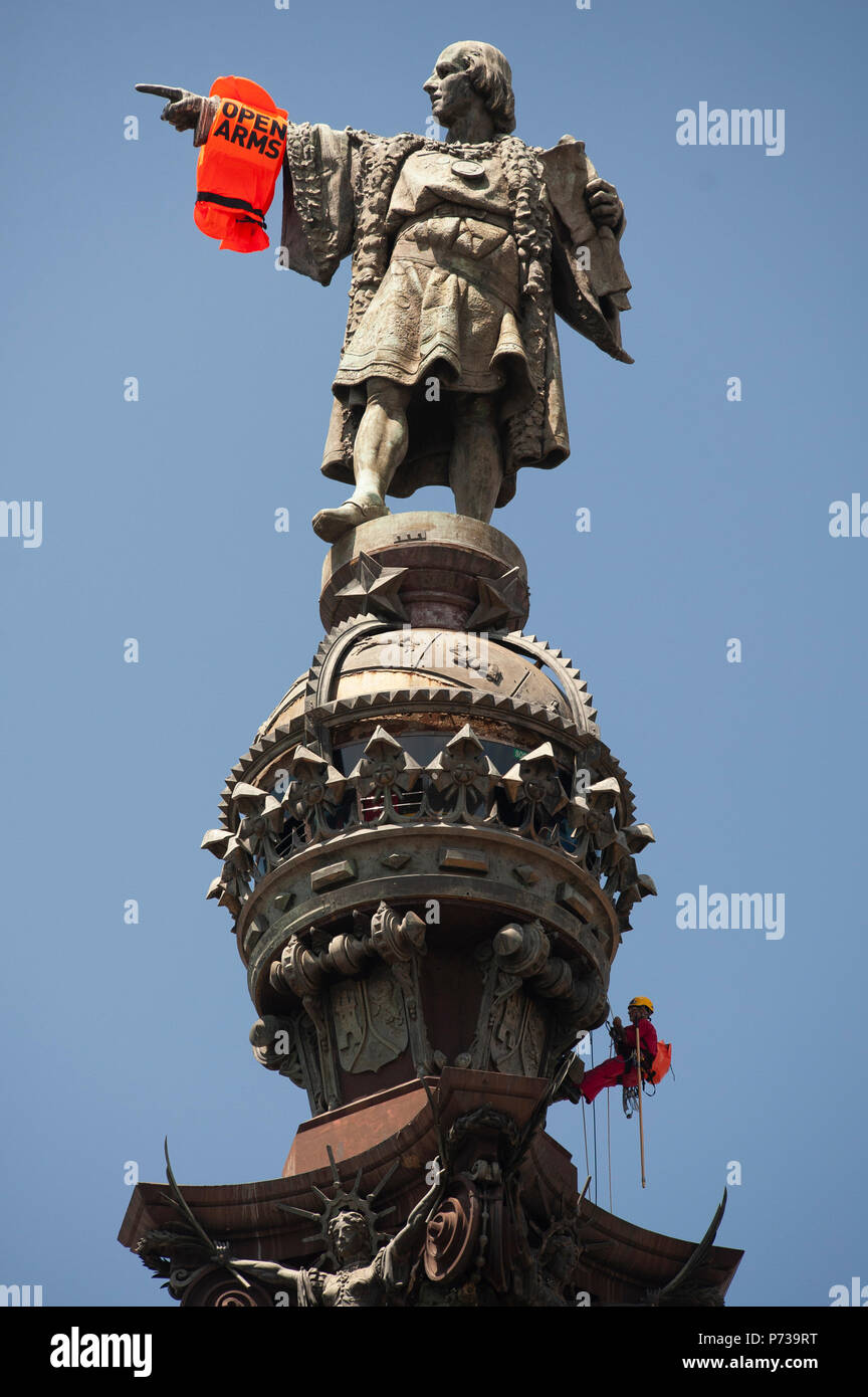 Barcelone. Le 04 juillet, 2018. Les militants de l'ONG Proactiva bras ouverts, ont placé un conservateur de vie avec les mots "bras ouverts" à Monument Christophe Colomb tower. Ces militants ont mené cette action pour Christopher Columbus pour appeler l'attention sur la perte de vie des migrants et des réfugiés dans la mer Méditerranée. Crédit : Charlie Perez/Alamy Live News Banque D'Images