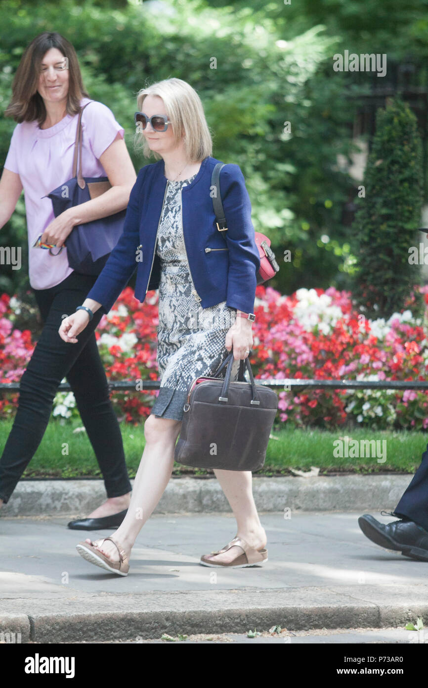London UK. 4e juillet 2018. Elizabeth Truss, député Secrétaire en chef au Trésor arrive à Downing Street Crédit : Porter des lunettes de soleil amer ghazzal/Alamy Live News Banque D'Images
