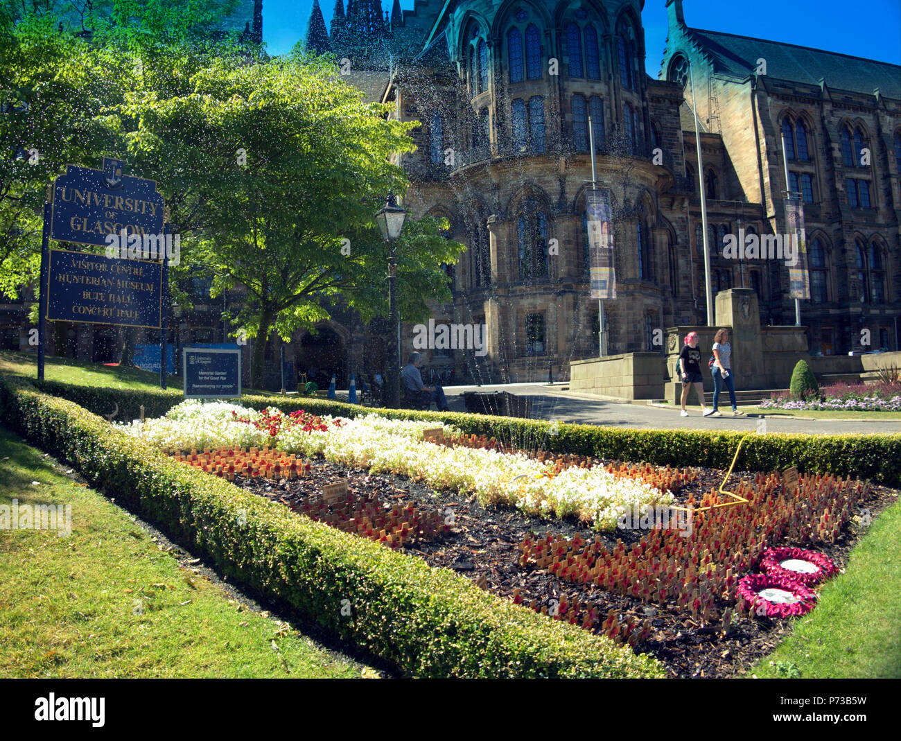 Glasgow, Scotland, UK 4 Juillet. Météo Royaume-uni:Sunny sizzling temps persiste et le quartier west end riches met en valeur les habitants et les touristes à la grâce de l'université de Glasgow .motifs Gérard Ferry/Alamy news Banque D'Images