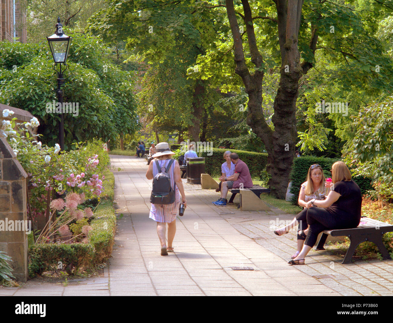 Glasgow, Scotland, UK 4 Juillet. Météo Royaume-uni:Sunny sizzling temps persiste et le quartier west end riches met en valeur les habitants et les touristes à la grâce de l'université de Glasgow .motifs Gérard Ferry/Alamy news Banque D'Images