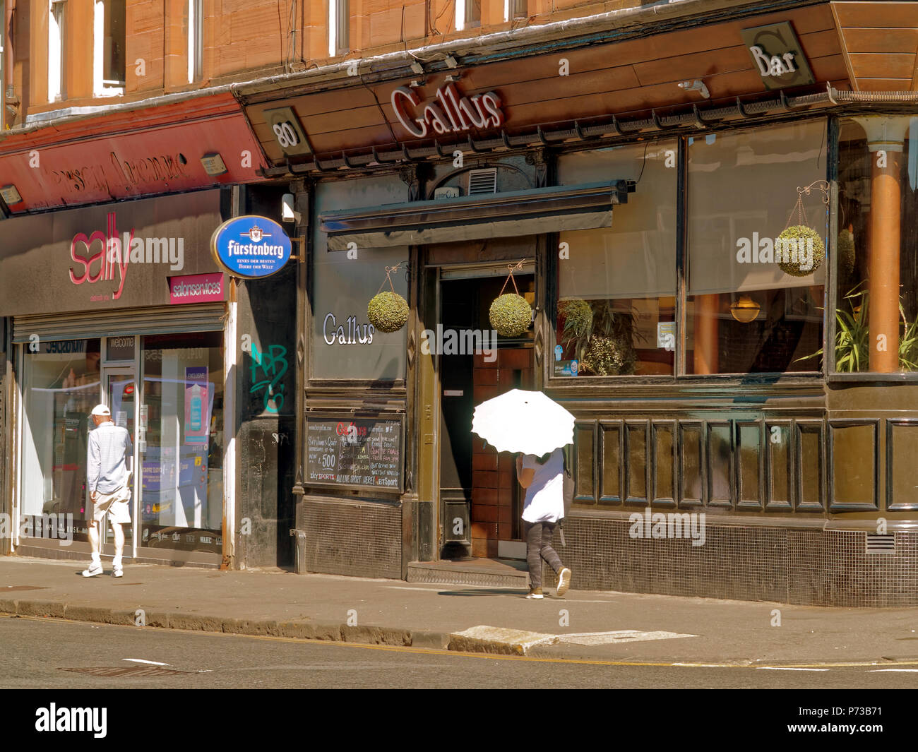 Glasgow, Scotland, UK 4 Juillet. Météo Royaume-uni:Sunny sizzling temps persiste et le quartier west end riches met en valeur les habitants et les touristes à gracethe rues de partick Gallus bar dunbarton road à umbrella .météo Gérard Ferry/Alamy news Banque D'Images