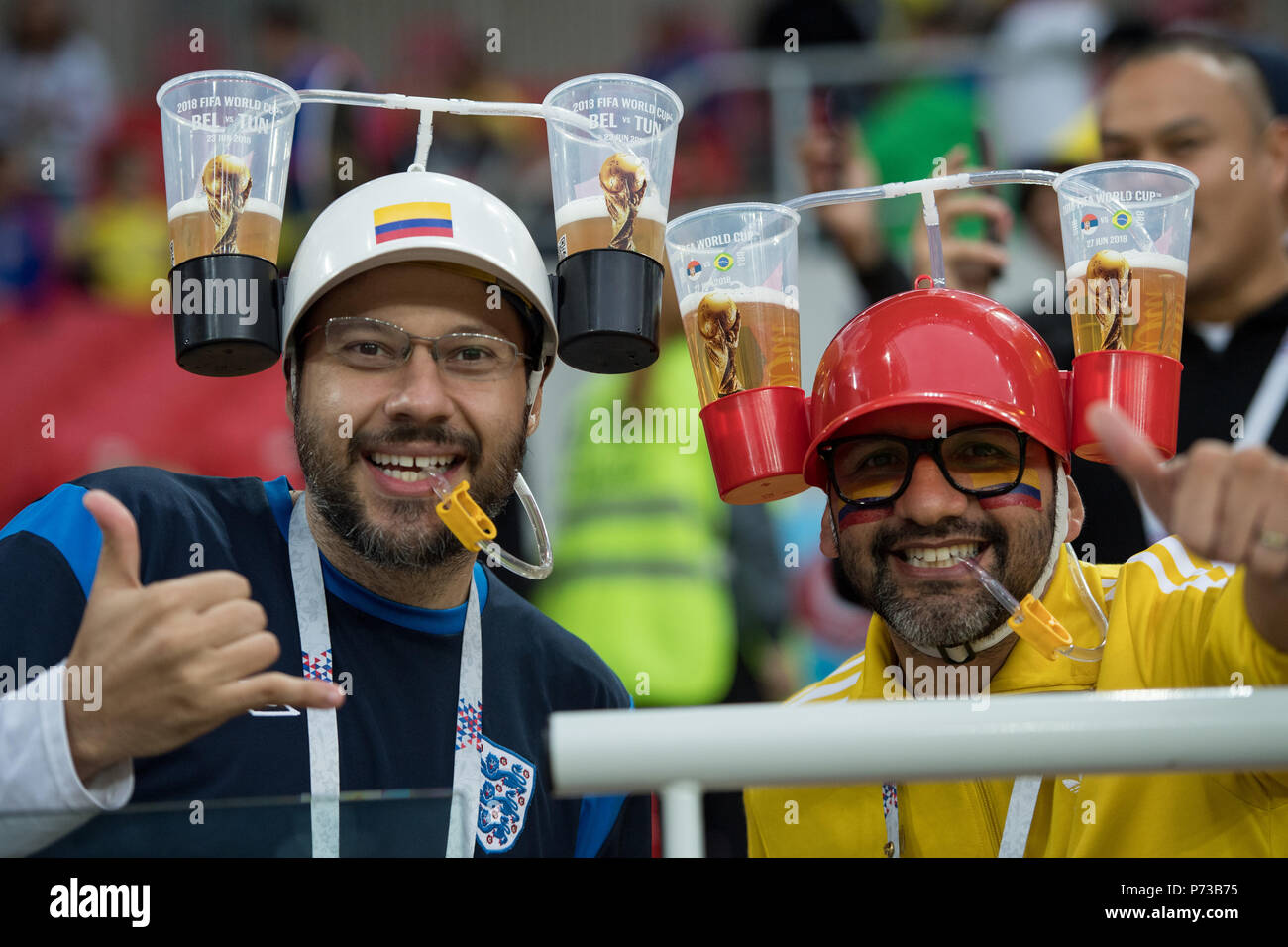 Moscou, Russie. Le 04 juillet, 2018. Colombian fans with beer mug titulaire, fan, fans, spectateurs, supporters, sympathisants, buste droit, Colombie (COL) - Angleterre (ENG) 3 : 4 iE, ronde de 16, 56, jeu sur 03.07.2018 à Moscou ; Coupe du Monde de Football 2018 en Russie à partir de la 14.06. - 15.07.2018. Utilisation dans le monde entier | Credit : dpa/Alamy Live News Banque D'Images