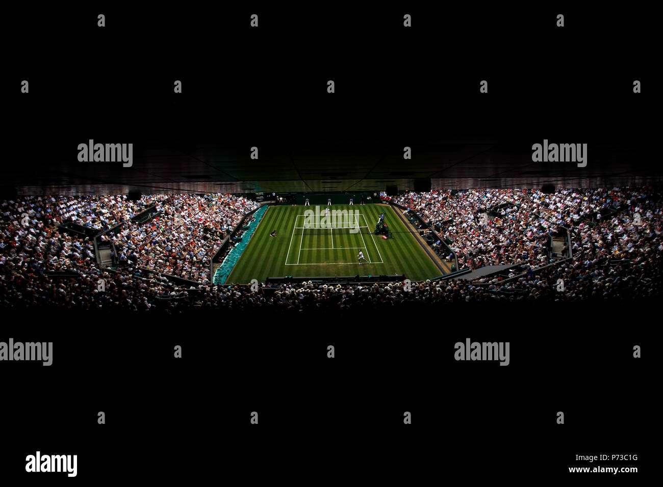 Londres, Angleterre - Juillet 4th, 2018. Wimbledon Tennis : vue générale du Centre Court au cours de Roger Federer deuxième tour contre Lukas Lacko de Slovaquie aujourd'hui à Wimbledon Crédit : Adam Stoltman/Alamy Live News Banque D'Images