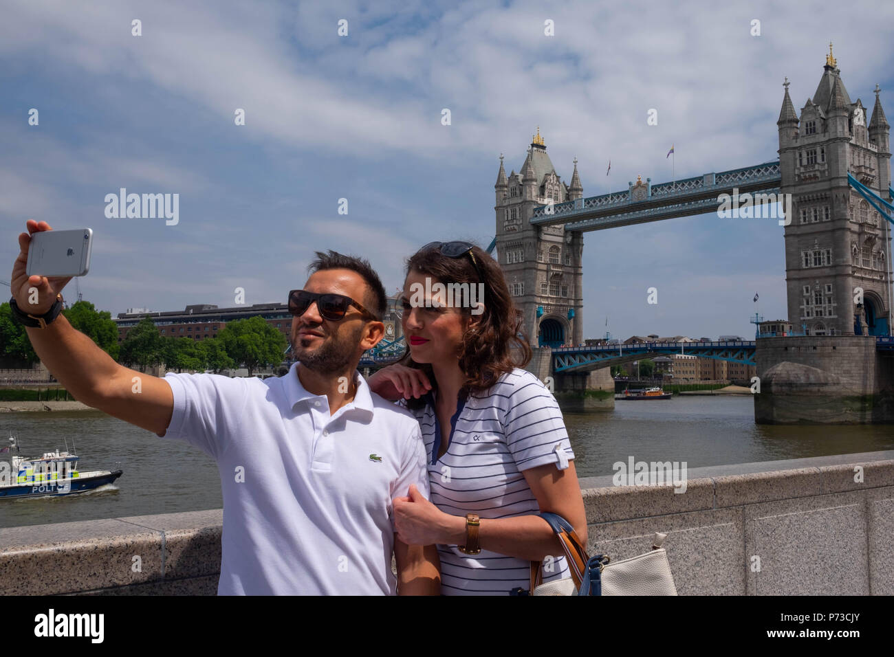 Londres, Angleterre. 4e juillet 2018. La Géorgie et son petit ami, les touristes de Grèce, prendre un tour près de selfies Pont sur une autre journée très chaude. La canicule actuelle va continuer. ©Tim Ring/Alamy Live News Banque D'Images