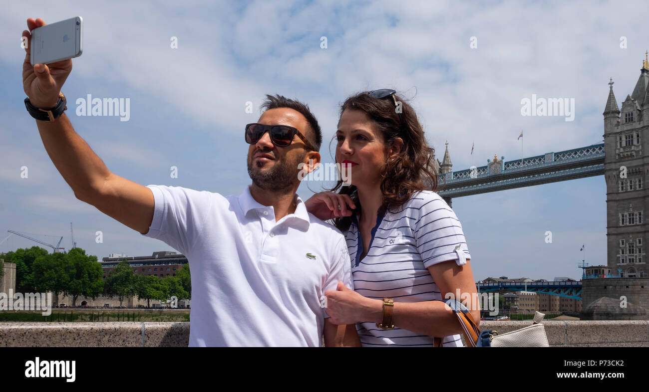 Londres, Angleterre. 4e juillet 2018. La Géorgie et son petit ami, les touristes de Grèce, prendre un tour près de selfies Pont sur une autre journée très chaude. La canicule actuelle va continuer. ©Tim Ring/Alamy Live News Banque D'Images