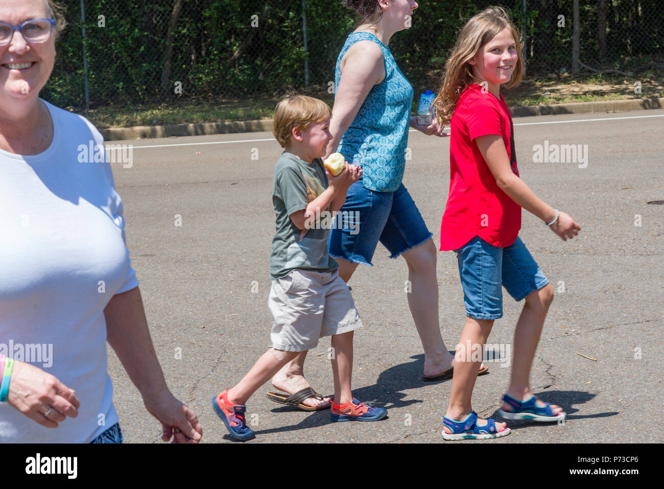 Germmantown, USA. Juillet 4,2018. Germmantown TN, USA. Défilé de voisinage. En 2018. Profitant de la quatrième de juillet. Date de l'indépendance aux États-Unis. Les familles et les amis profitez de la célébration avec les couleurs, les convertibles et les brises fraîches. Temp dans les années 90 (35c) Crédit : Gary Culley/Alamy Live News Banque D'Images
